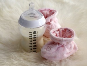 בקבוק וגרבי תינוקת